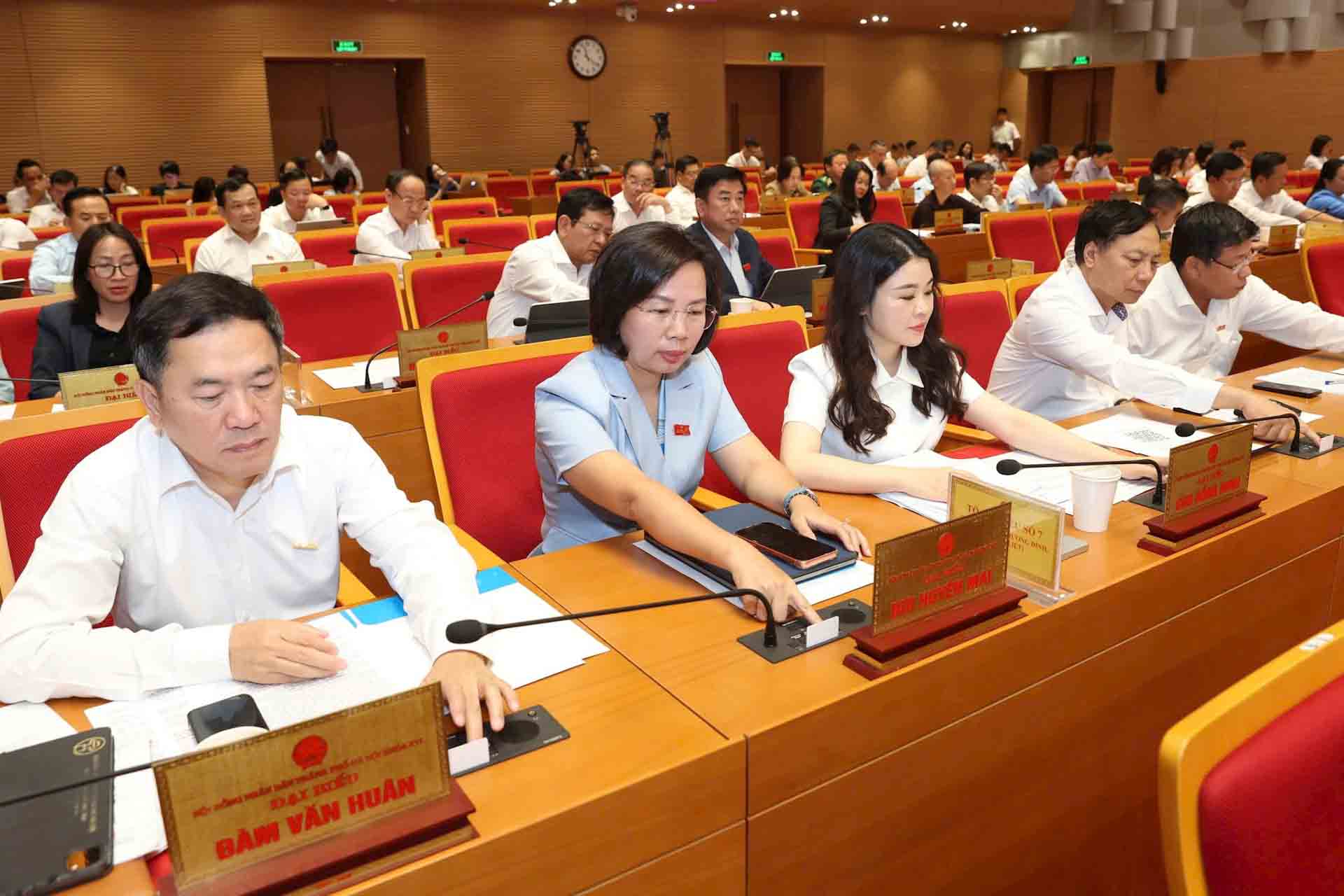 Delegates of the Hanoi People's Council pressed the button to approve the Resolution. Photo: Viet Thanh