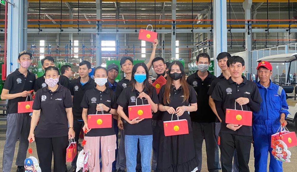 CDCS Cong ty TNHH Sheh Fung Screws Viet Nam trao qua trung thu cho cong nhan mang ve cho con. Anh: Pham Duy 