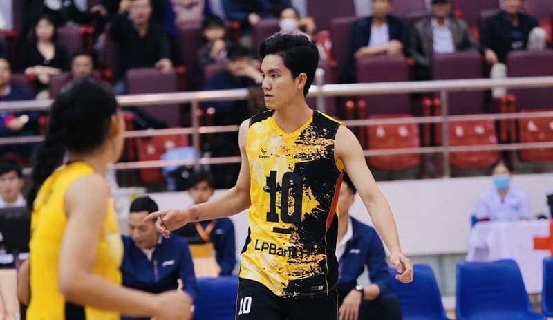 Cầu thủ Bích Tuyền nhiều khả năng vừa thi đấu vừa làm trợ lý ban huấn luyện đội bóng của mình. Ảnh: VFV