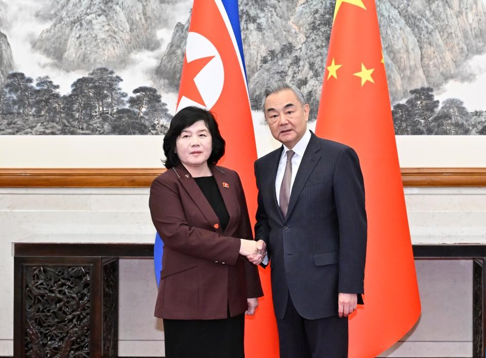 왕이 중국 외교부장이 베이징에서 최선희 북한 외무상과 회담하고 있습니다. 사진: 신화통신