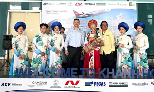Khách du lịch bay thẳng từ Nga đến Cam Ranh được chào đón tại Sân bay Cam Ranh-Khánh Hòa. Ảnh: Nguyễn Phát