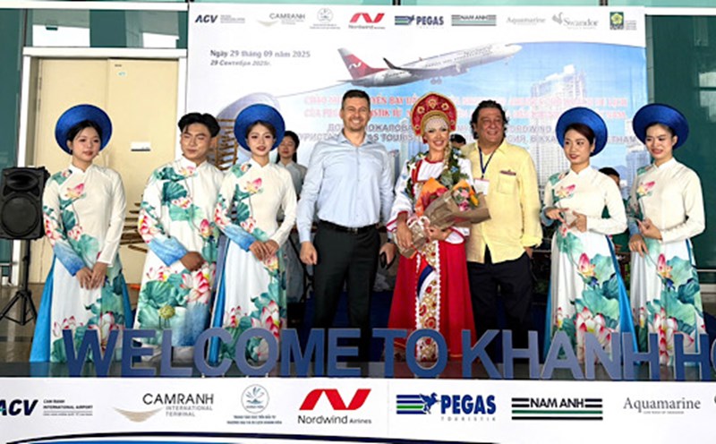Tourists flying directly from Russia to Cam Ranh are welcomed at Cam Ranh - Khanh Hoa Airport. Photo: Nguyen Phat