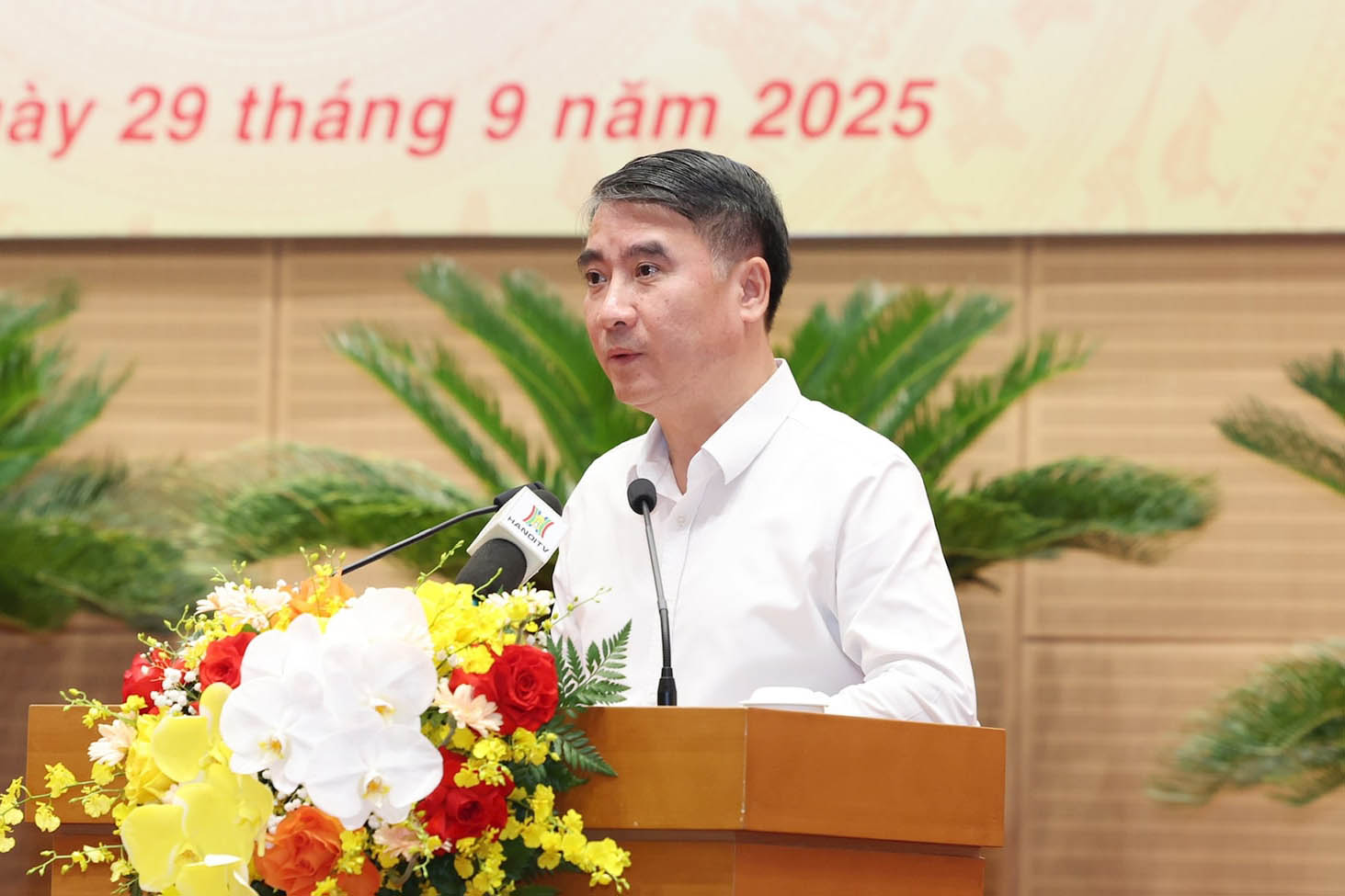 Director of the Hanoi Department of Finance Nguyen Xuan Luu presented the report at the meeting. Photo: Viet Thanh
