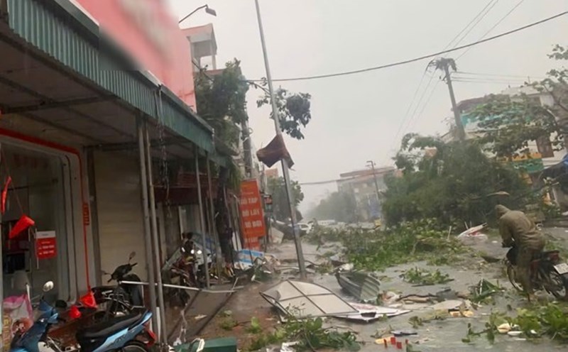Overcoming storm No. 10 Bualoi. Photo: Dieu Anh
