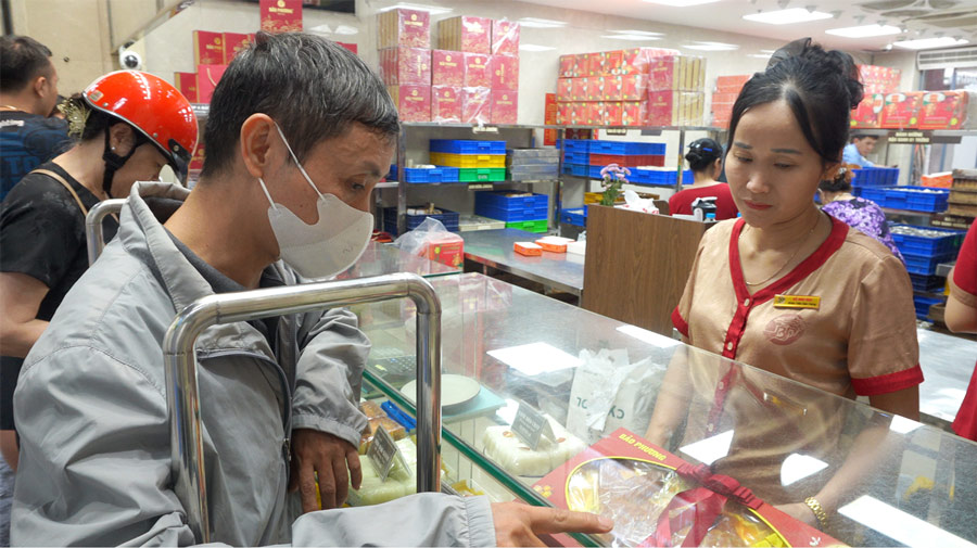 Conservant toute la saveur traditionnelle des banh Trung thu traditionnels les acheteurs sont nombreux