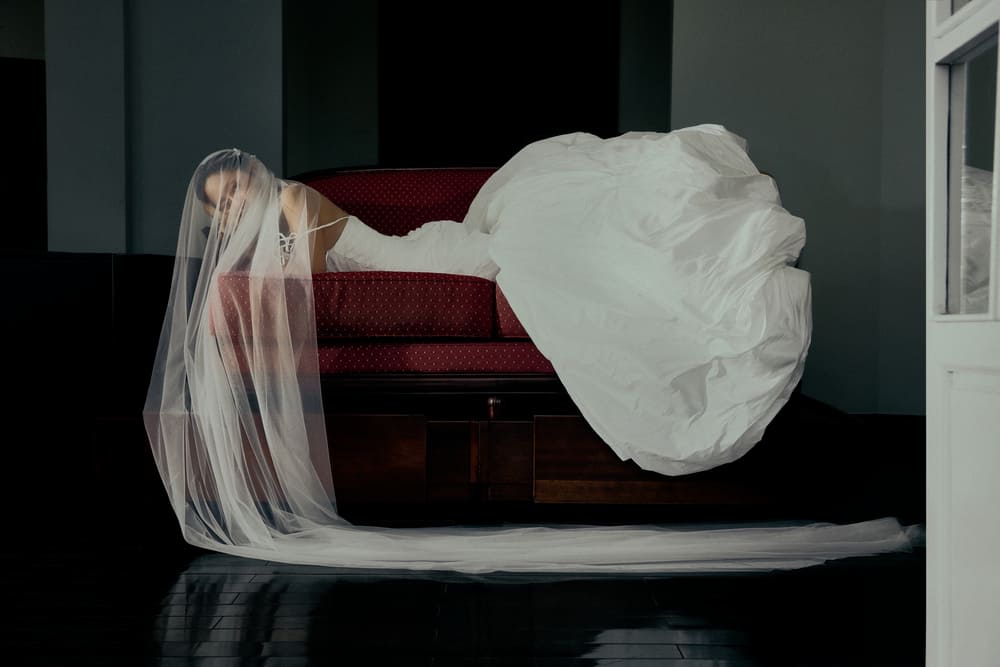 Nhung hoa tiet nhu long, phuong, hoa cuc, ang may, von xuat hien trong theu cung dinh duoc NTK Quynh Anh dua len mot mau vay cuoi. 