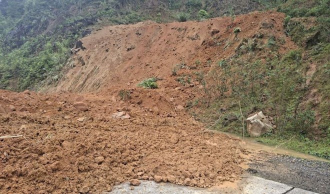 Đường Hồ Chí Minh nhánh Tây qua tỉnh Quảng Trị bị sạt lở, giao thông ách tắc