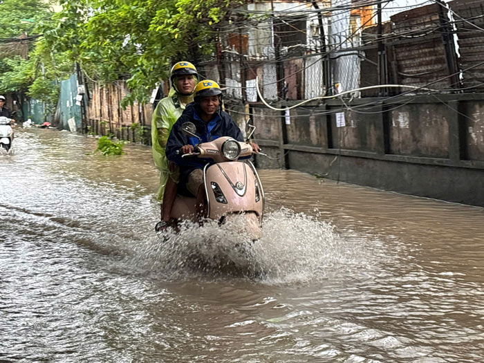 Tai khu vuc duong Hoang Quoc Viet nuoc ngap nua banh xe, cac phuong tien di chuyen kho khan. Anh: Huyen Trang