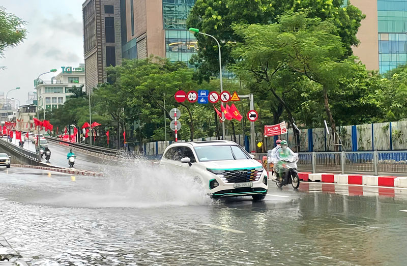 Tai khu vuc duong Hoang Minh Giam, nhieu diem xay ra ngap lut sau mua lon. Anh: Minh Chinh