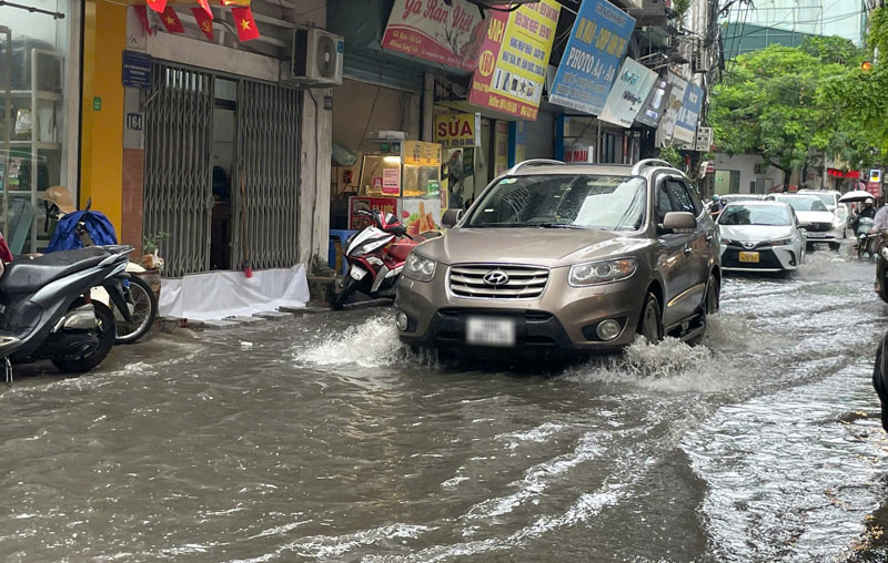 Tai khu vuc duong Nguyen Huy Tuong, nuoc ngap dang cao khien cac phuong tien gap kho khan khi di chuyen. Anh: Minh Chinh 