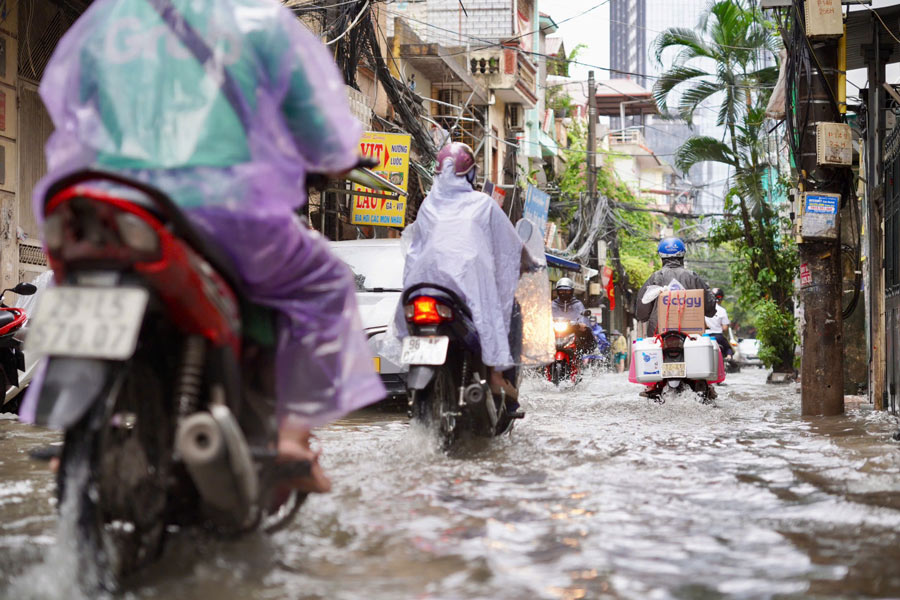 Tai ngo 381 Nguyen Khang xay ra tinh trang ngap sau. Du doan ngap chi dai khoang 50m nhung nhieu phuong tien van gap kho khan khi luu thong qua diem ngap. Anh: Vu Linh - Hoang Xuyen