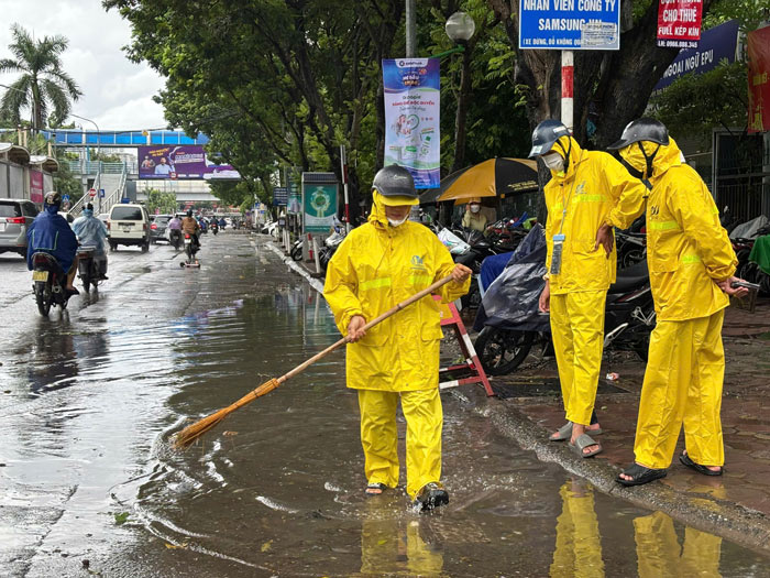 Cong nhan Cong ty TNHH MTV Thoat nuoc Ha Noi ung truc tieu thoat nuoc tai duong Hoang Quoc Viet. Anh: Huyen Trang