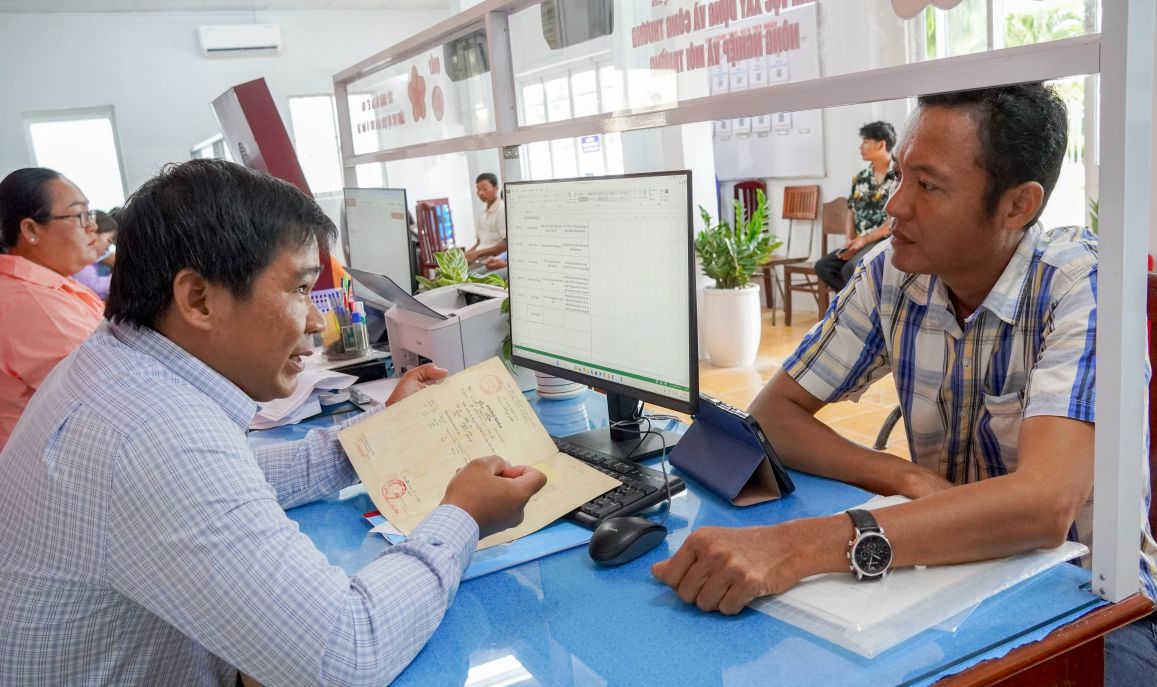 Cán bộ xã Liêu Tú (TP Cần Thơ) hướng dẫn người dân về hồ sơ thủ tục lĩnh vực đất đai. Ảnh: Phương Anh