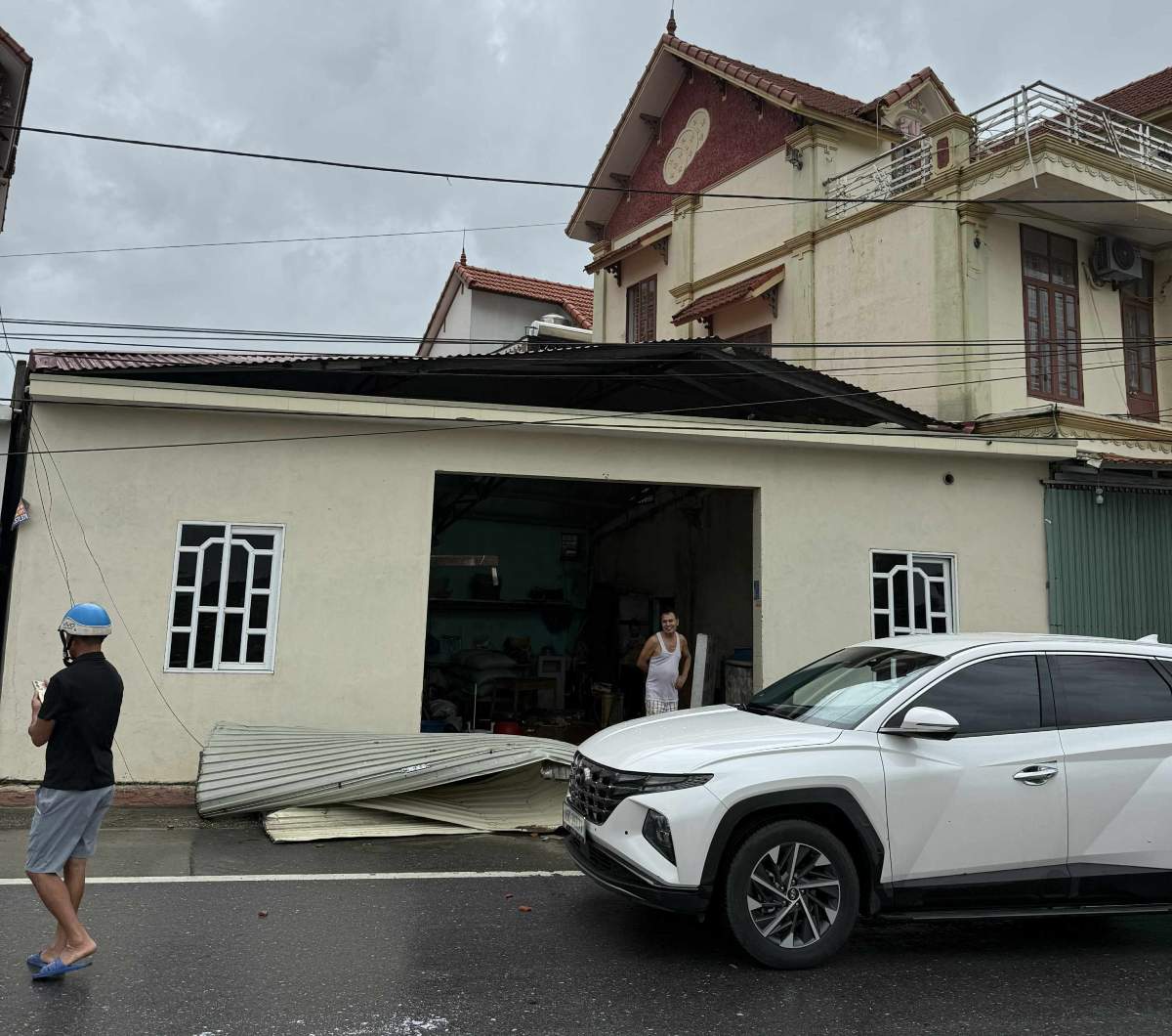 Mot nha dan bi toc mai ton o xa Vinh Am. Ảnh: The Anh