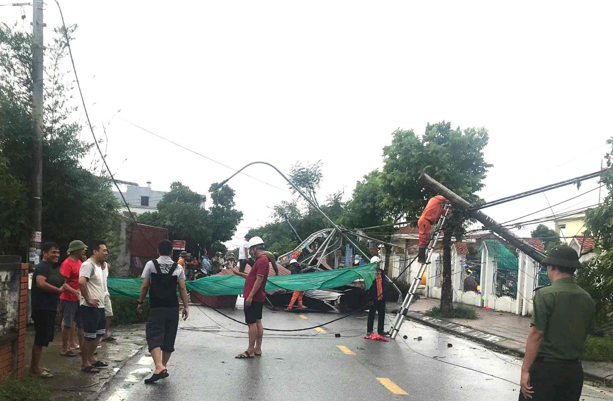 Cot dien gay do, cong trinh toc mai sau tran loc xoay. Ảnh: The Anh