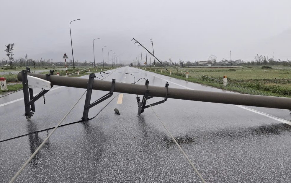 Cot dien gay thanh doan, do nghieng nga giua duong. Anh: Tran Tuan
