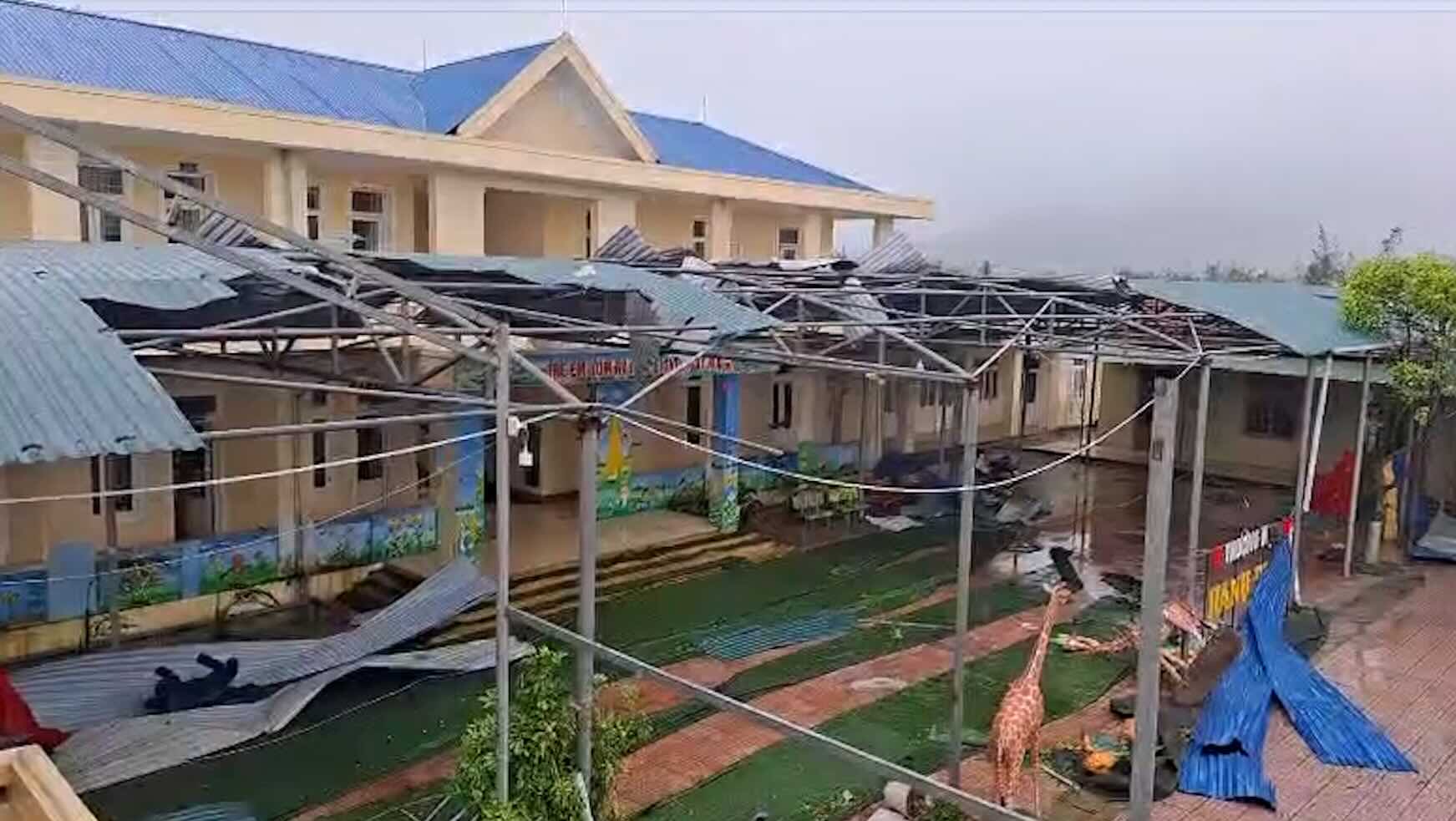 台風10号がハティン省の学校を破壊。写真:Tran Tuan