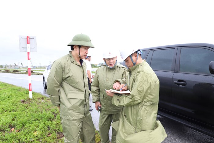 Pho Tong Giam doc EVNNPC Phan Tu Luong truc tiep kiem tra hien truong cong tac khac phuc thiet hai do bao so 10 gay ra tai khu vuc xa Hoang Quy (Hoang Hoa cu) , tinh Thanh Hoa. Anh: Viet Hung