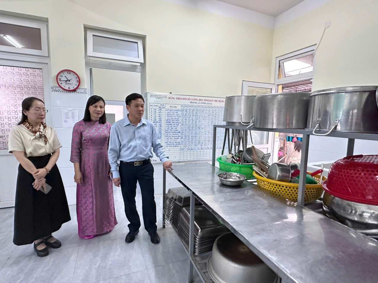 Lideres del Departamento de Educacion y Formacion de la provincia de Dak Lak inspeccionan la cocina para cocinar para estudiantes de la escuela primaria Phan Chu Trinh. Foto: Bao Trung