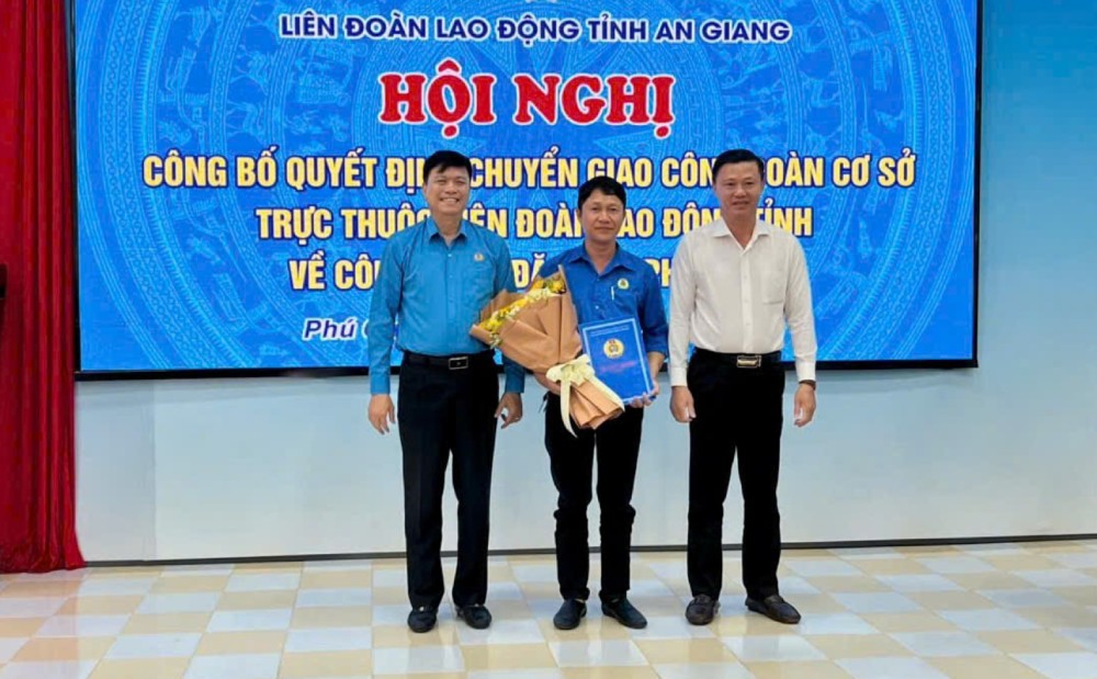 Trao Quyet dinh chuyen giao 111 Cong doan co so truc thuoc LDLD tinh An Giang ve Cong doan dac khu Phu Quoc quan ly. Anh: LDLD tinh An Giang