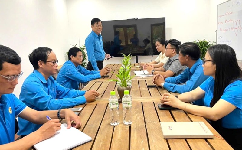 An Giang Provincial Federation of Labor met, discussed, and grasped the operational situation of enterprises in Phu Quoc special zone. Photo: An Giang Labor Federation