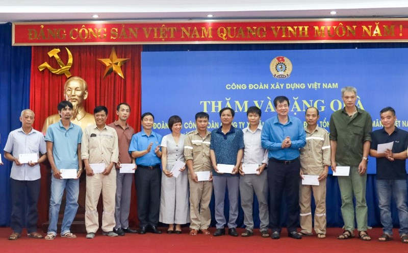 Leaders of the Vietnam Construction Trade Union and the VICEM Trade Union presented gifts to workers in difficult circumstances. Photo: Vietnam Construction Trade Union
