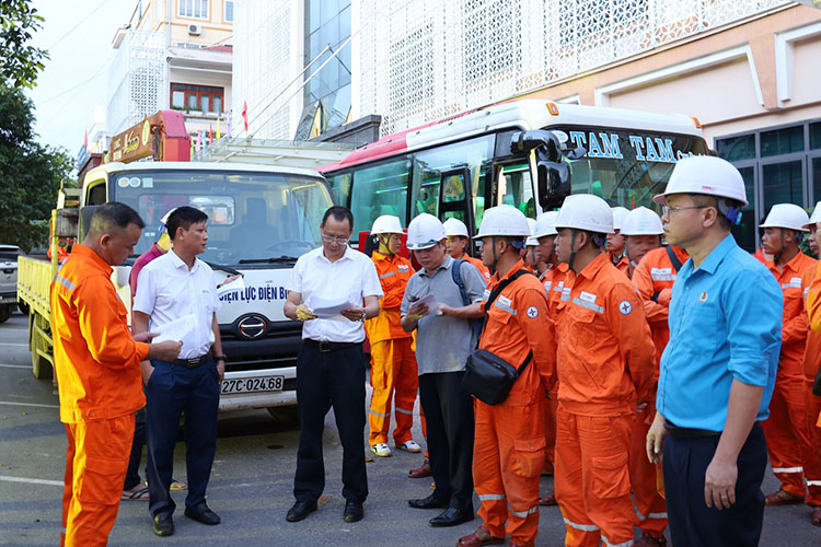 Dien Bien Power Company deployed to support Ha Tinh province in repairing the power grid. Photo: Dien Bien Power Company