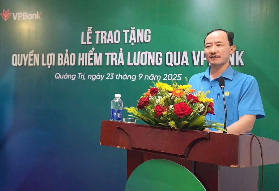 Ong Hoang Van Tuan - Uy vien Ban Thuong vu LDLD tinh, Pho ban Cong tac Cong doan- Lien doan Lao Dong tinh Quang Tri chia se tai buoi le. Anh: VPBank