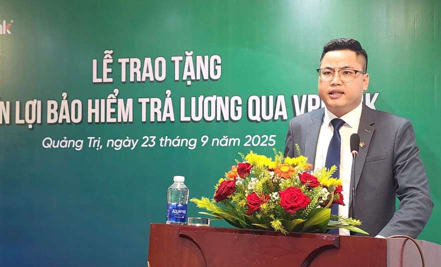 Dai dien ngan hang VPBank cho biet hon 339 trieu dong da duoc ngan hang chi tra, boi thuong cho khach hang. Anh: VPBank