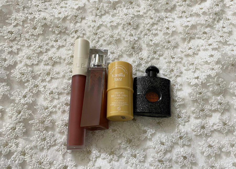 Son, nước hoa mini,... là một trong những món đồ mà các chị em nên mang theo trong túi xách khi đi ra ngoài. Ảnh: Mai Hương