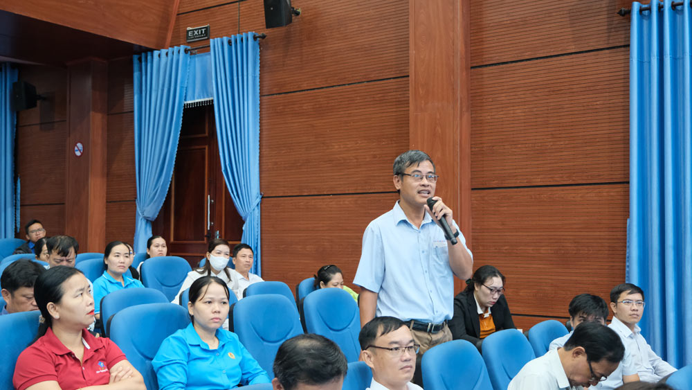 Cac dai bieu trao doi ve cong tac to chuc dai hoi tai buoi tap huan. Anh: Cong doan Da Nang