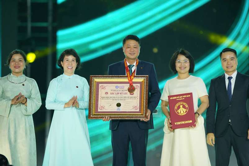 Dai dien Ban Lanh dao To chuc Ky luc Viet Nam (VietKings) trao bang xac lap ky luc den dai dien Ban Lanh dao BIDV. Anh: BIDV