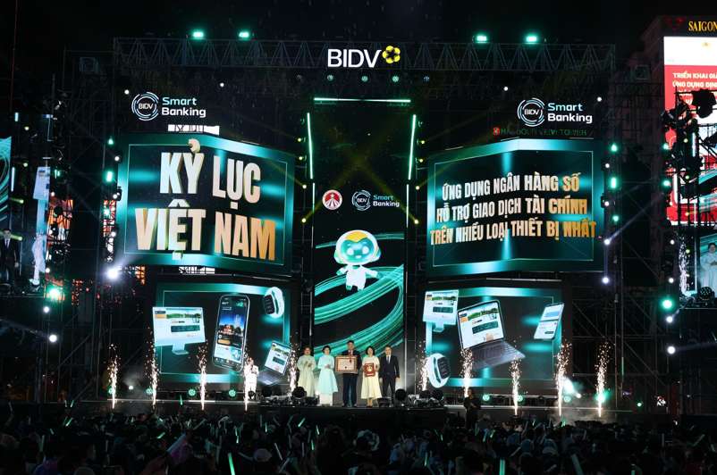 Dem nhac hoi “Emerald X - Cham di san, mo tuong lai” tai pho di bo Nguyen Hue (TP.HCM) da tao nen dau an dac biet khi hang ngan khan gia cung chung kien khoanh khac BIDV SmartBanking duoc vinh danh Ky luc Viet Nam. Anh: BIDV 