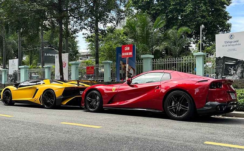 Two convertible supercars Lamborghini Aventador SV Roadster and Ferrari 812 GTS appeared on the streets at the same time. Photo: Mai Khanh