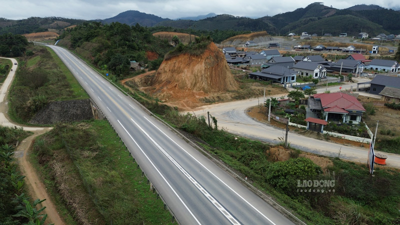 Cao toc Noi Bai - Lao Cai co tong chieu dai 263,5 km. Tong kinh phi dau tu du an giai doan 1 la 19.984 ti dong, tuong duong 1,249 ti USD, trong do 1,096 ti USD vay cua ADB. Anh: Dinh Dai