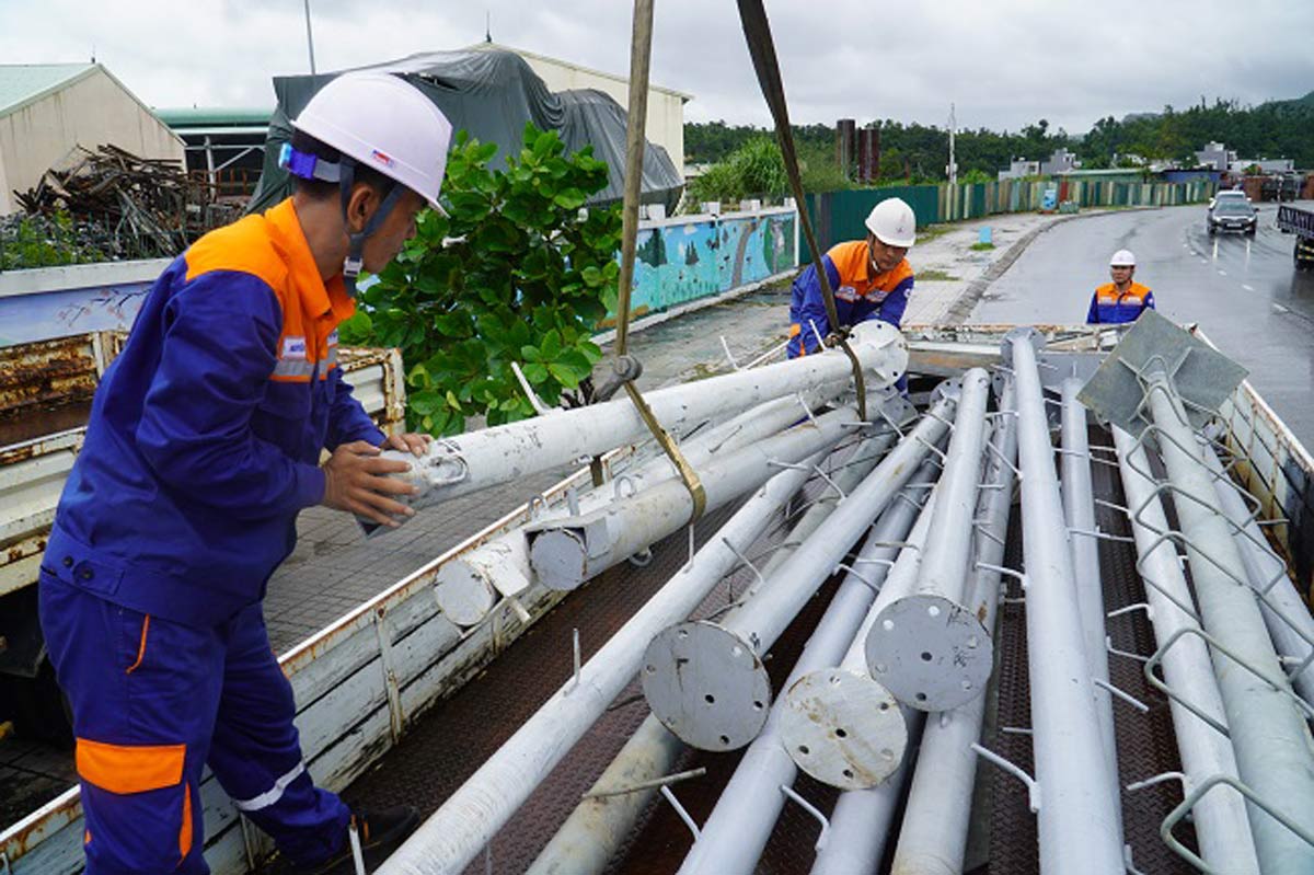 The Quang Ninh Power Shock Team prepares a number of essential materials to bring to Nghe An. Photo: Quang Ninh Power Company