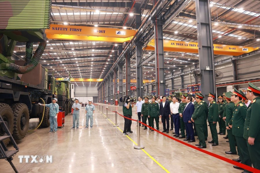 Politburo member, Prime Minister Pham Minh Chinh and General Phan Van Giang - Politburo member, Minister of National Defense worked with Viettel Group on research and production activities of high-tech defense industry on March 15, 2025. Photo: VNA