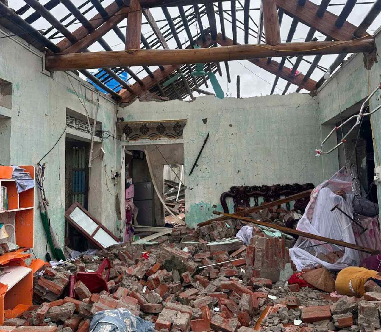 ニンビン省の数十軒の民家が竜巻で屋根を吹き飛ばされ、倒壊しました。写真:Dieu Anh