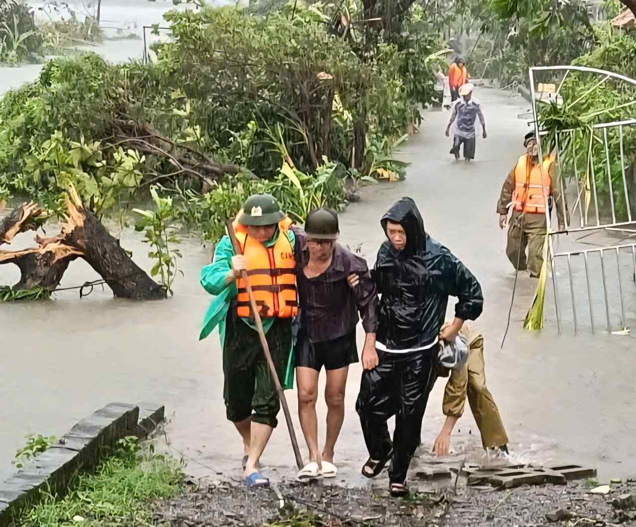 Luc luong chuc nang ho tro nguoi dani doi den noi an toan. Anh: Dieu Anh