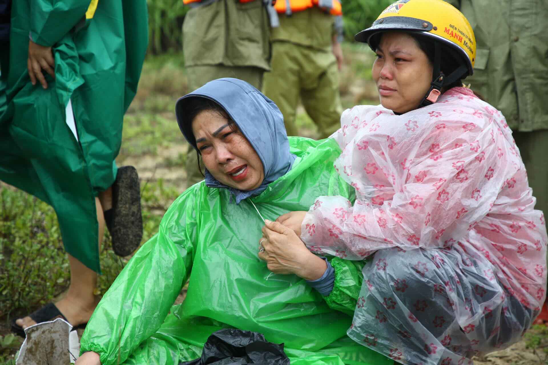 Mrs. Be (in blue shirt) cried while choking on the beach. Photo: Cong Sang