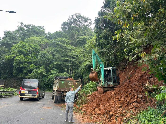 Overcoming the landslide on Bao Loc Pass. Photo: Lam Hong