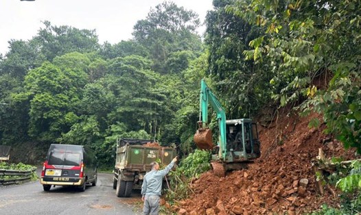 Khắc phục điểm sạt lở trên đèo Bảo Lộc. Ảnh: Lam Hồng