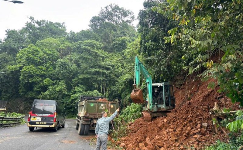 Overcoming the landslide on Bao Loc Pass. Photo: Lam Hong