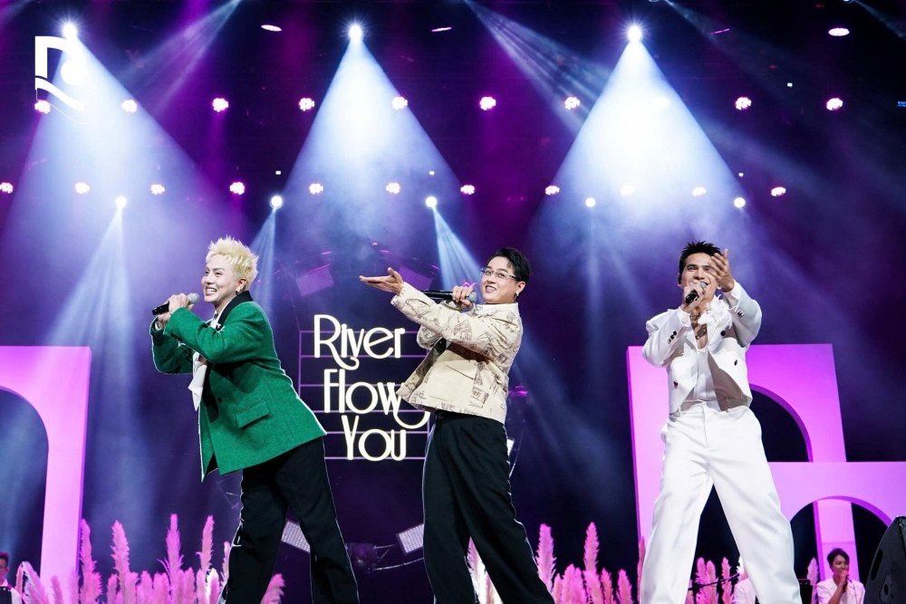 Thanh Duy, Quoc Thien, Duy Khanh hat “Ong xa em number one” mo man chuong trinh. Anh: River Flows In You