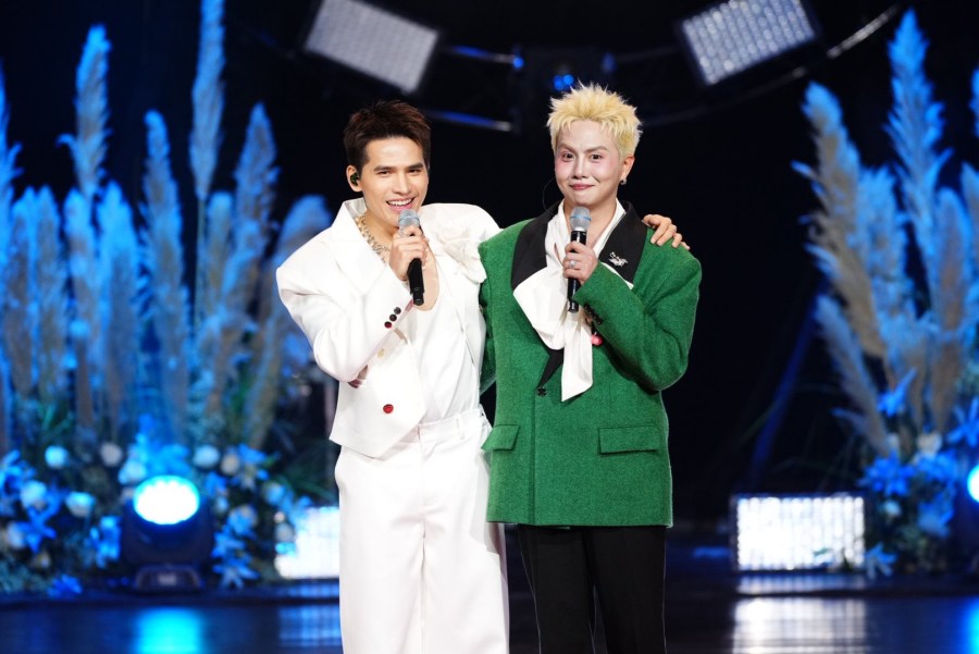 Quoc Thien va Duy Khanh song ca. Anh: River Flow In You