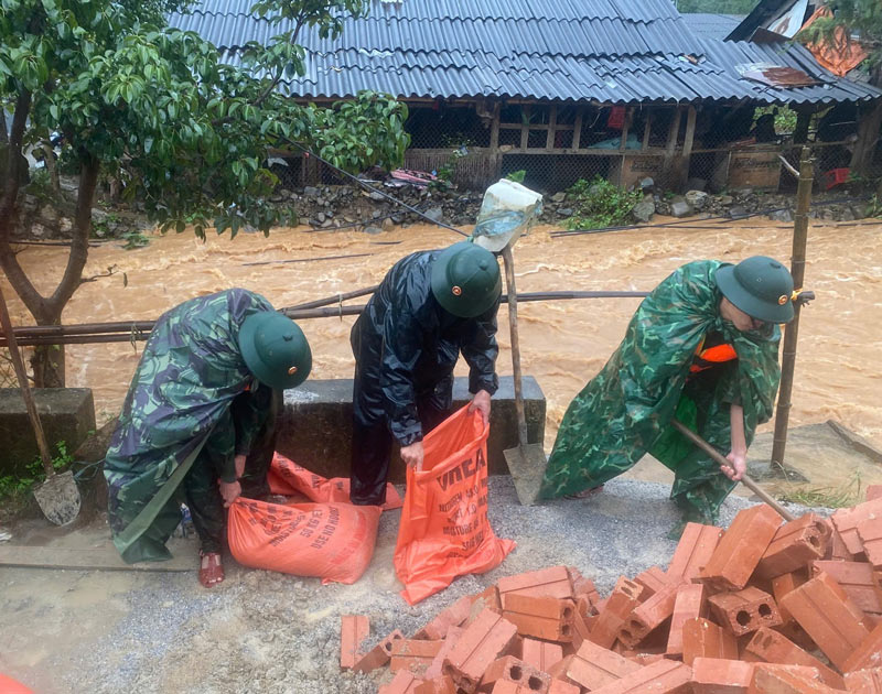 Floods on rivers and streams in Cao Bang rose rapidly after prolonged rain, affecting the circulation of storm No. 10. Photo: Cao Bang Border Guard
