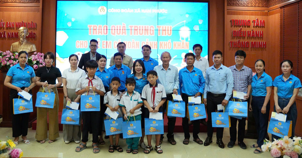 Công đoàn xã Nam Phước đã trao tặng 40 suất quà (trị giá 12 triệu đồng) đến các em thiếu nhi là con đoàn viên, người lao động có hoàn cảnh khó khăn, từ nguồn hỗ trợ của LĐLĐ thành phố Đà Nẵng. Ảnh: Công đoàn Nam Phước