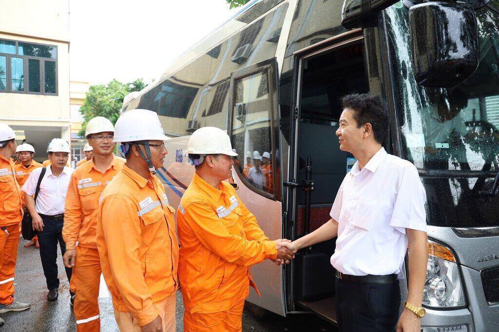 흥옌 전력 회사가 태풍 10호 이후 응에안의 전력 사고 복구를 지원하기 위해 출발했습니다. 사진: 흥옌 전력 회사