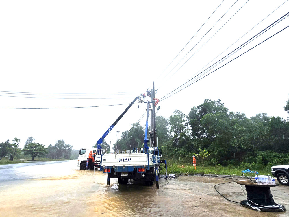 Quang Tri Power Workers under EVNCPC focus on means and human resources to overcome the consequences of storm No. 10. Photo: Ngoc Thach