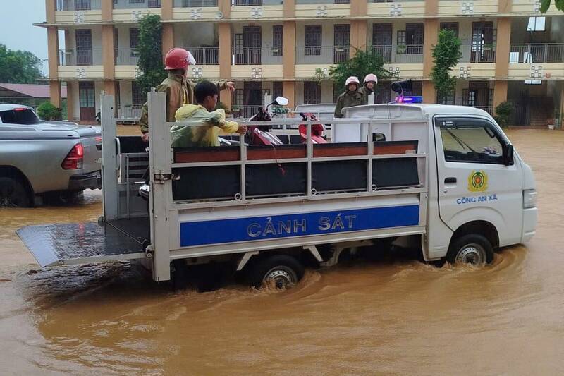 Luc luong chuc nang xa Van Ho ho tro hoc sinh va giao vien di chuyen den noi an toan. Anh: Truong Son